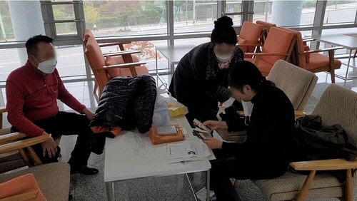 어릴 때 사진을 보는 모습. <남양주남부경찰서 제공>